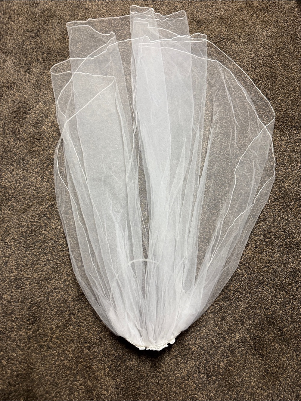 Classic White Bridal Veil - Single Tier Bride